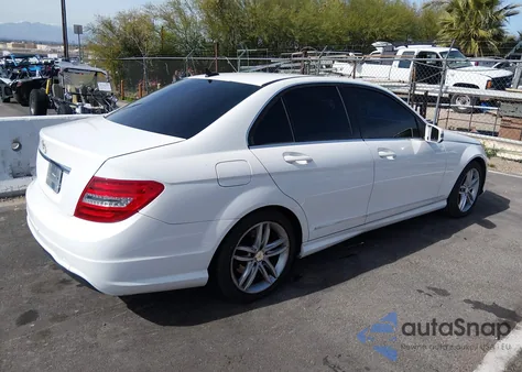 2013 Mercedes-Benz C 250 Sport z USA, uszkodzony, nr VIN WDDGF4HB7DA870313